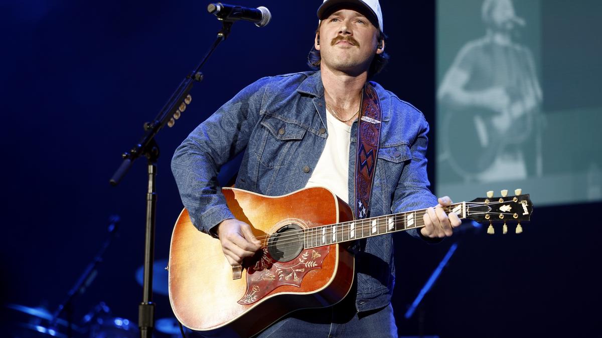Morgan Wallen Overturns Piano Amid Technical Difficulties During Live Show