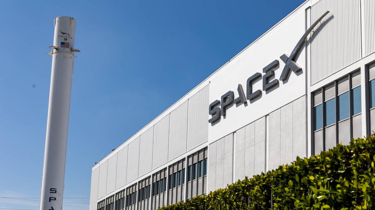 SpaceX lands a $4 billion deal right before its IPO