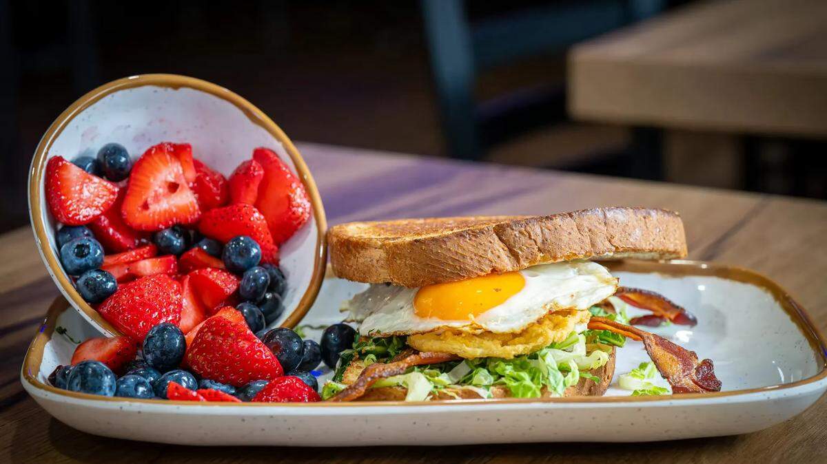Brunches opens near Oakhurst with mimosa towers and espresso martinis