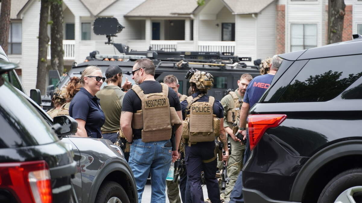 Charlotte-Mecklenburg police SWAT team searches east Charlotte for unnamed suspect