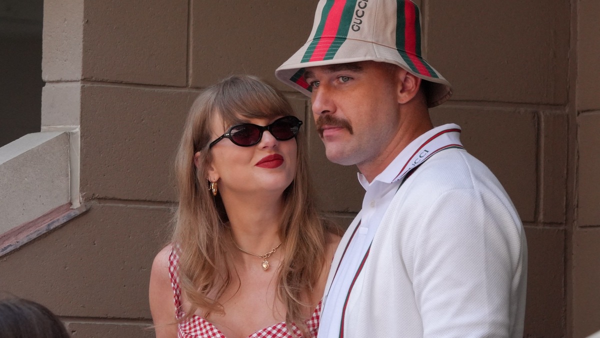 Taylor Swift Gives Surprise Show at Travis Kelce’s Tight End University