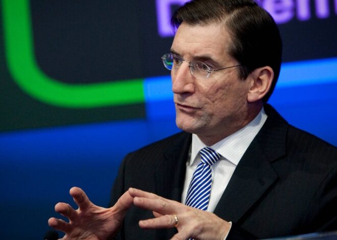 Former Nasdaq CEO Robert Greifeld warns $800B in SpaceX lockup shares expiring by October is the dominant risk factor for SPCX