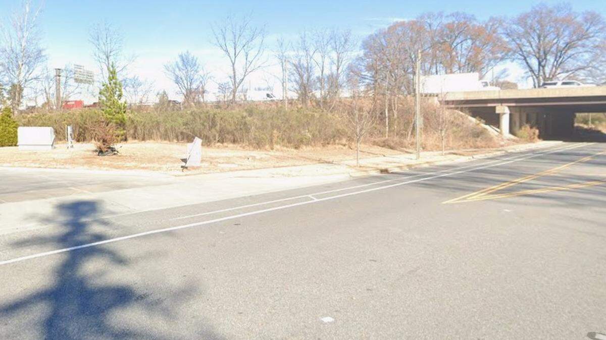 1 trapped, 5 hurt in Charlotte crash Friday afternoon