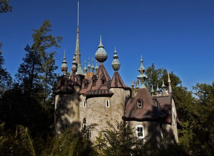 Dueling stories of romance and betrayal open NC castle trial