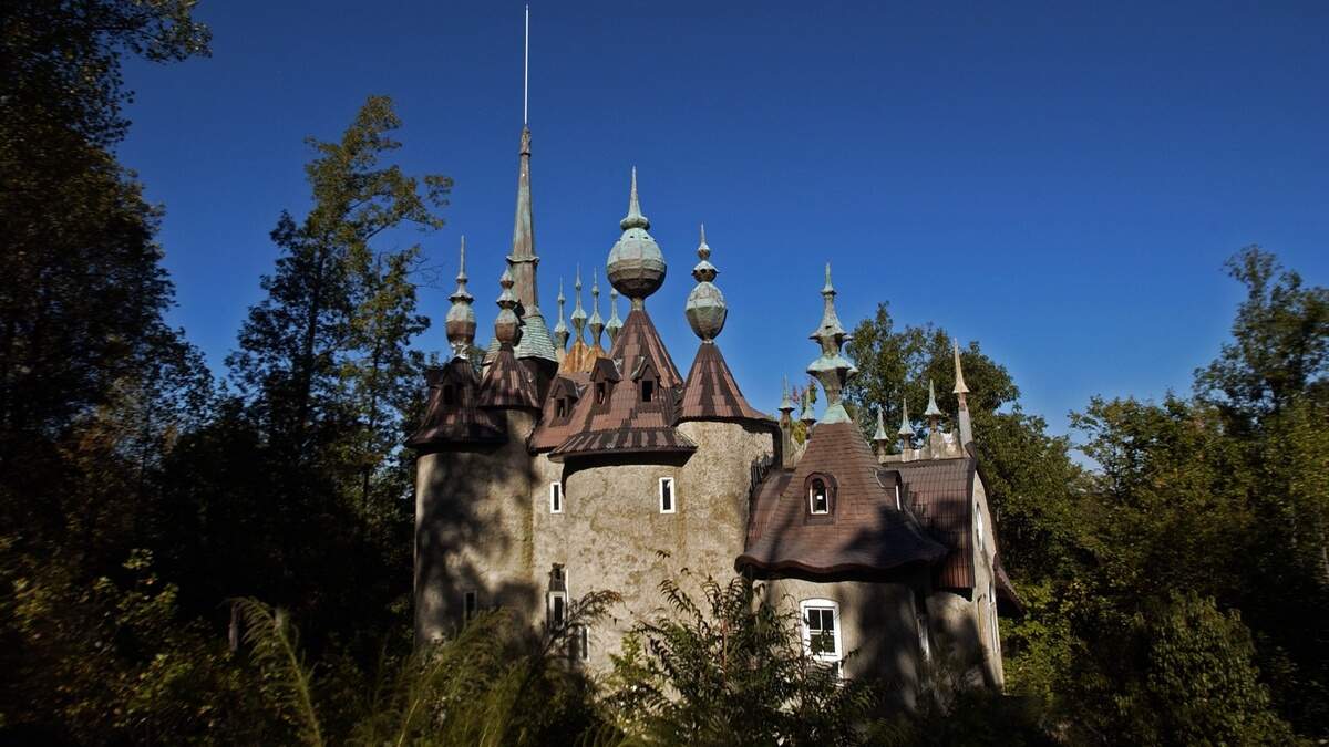 Dueling stories of romance and betrayal open NC castle trial