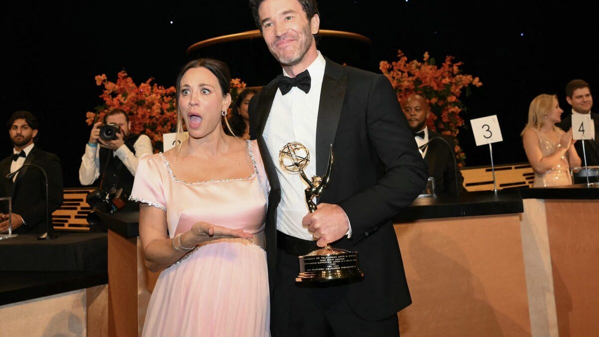 What You Didn’t See on TV at the 2026 Emmys: PDA, Reunions and More