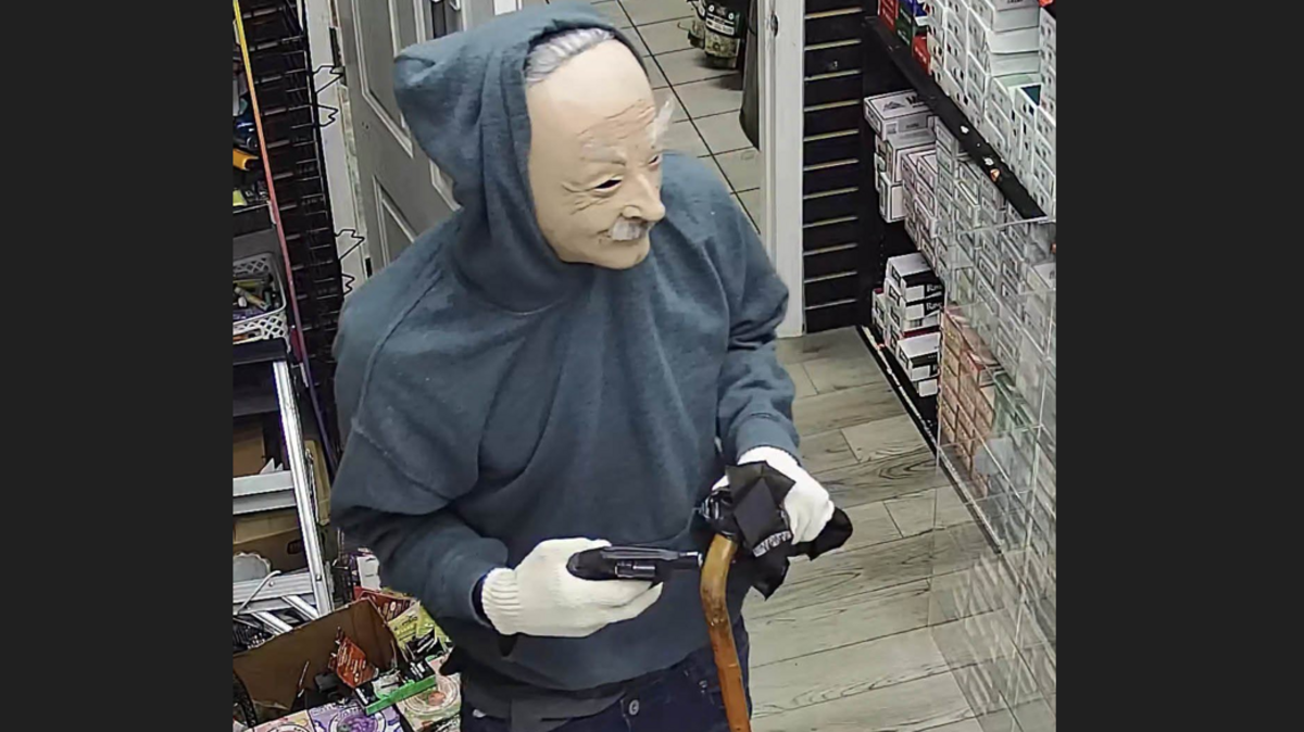 Tenacious officer suffers head injury tackling robbery suspect, NC police say