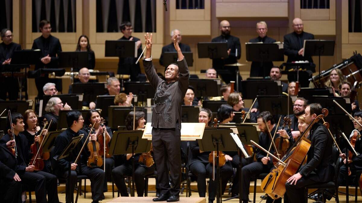 Charlotte Symphony locks in conductor through its 100th season. ‘Sends a message’