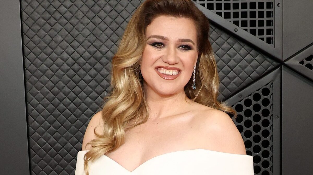 NYC Store at Center of Kelly Clarkson Controversy Seemingly Responds