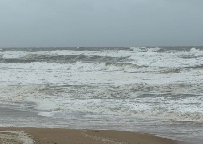 Tourists ordered to evacuate Outer Banks island or risk being trapped by storm