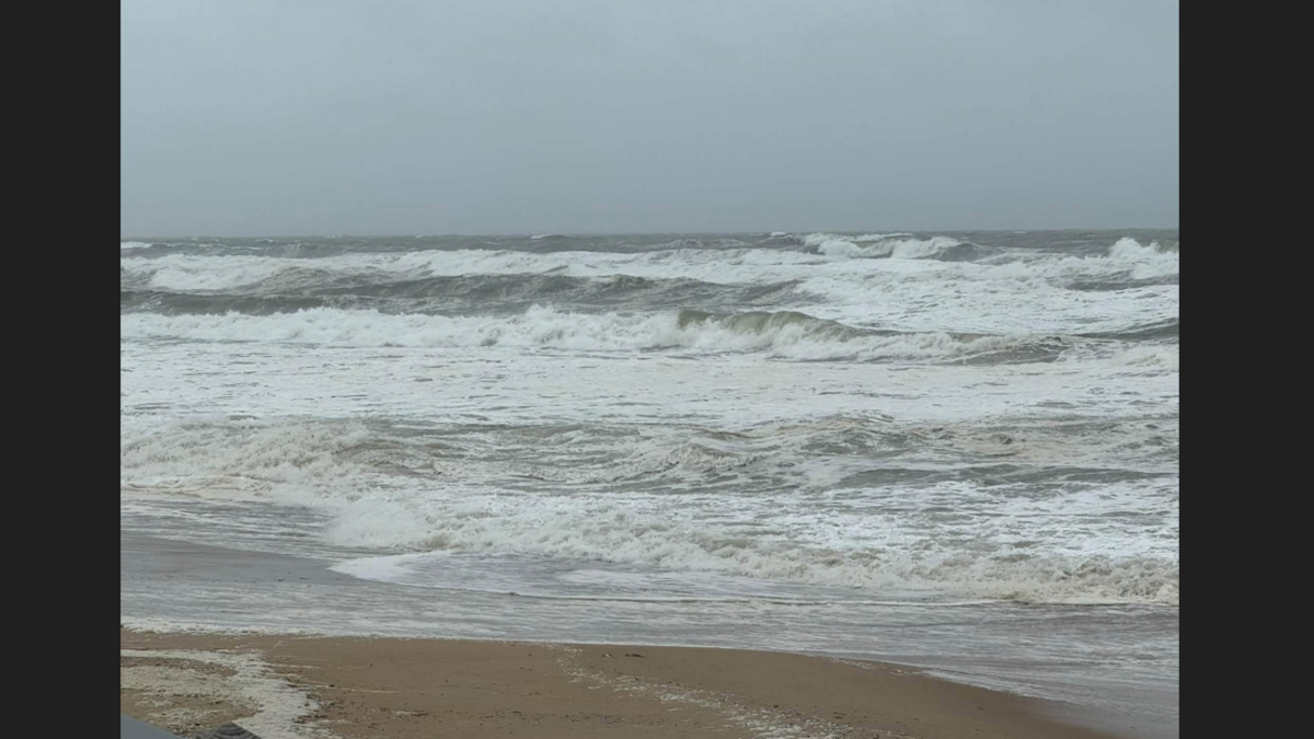 Tourists ordered to evacuate Outer Banks island or risk being trapped by storm
